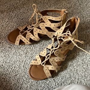 Only worn once. In really good shape!! Super cute for summer